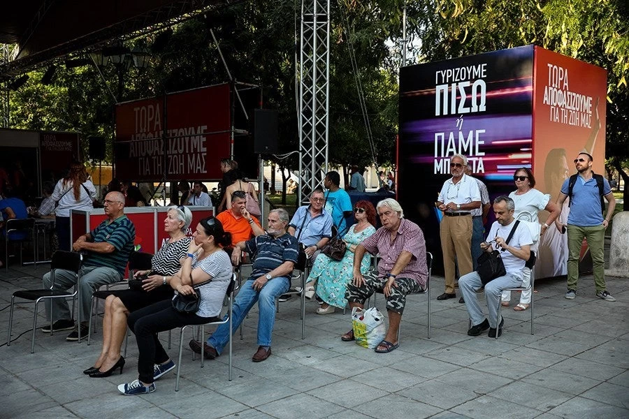 Κατεβασμένα κεφάλια και σκυθρωπά πρόσωπα στο περίπτερο του ΣΥΡΙΖΑ στο Σύνταγμα (εικόνες)